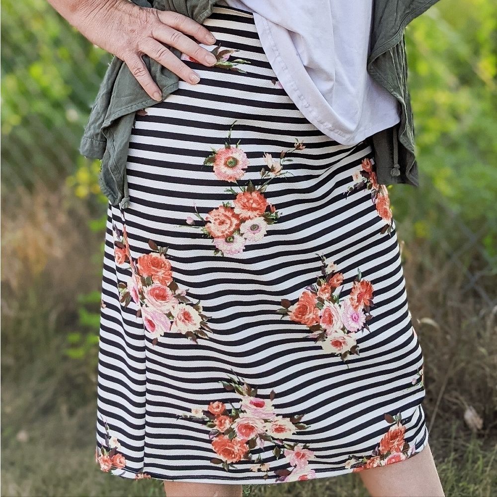 Black+White Floral Stripe Textured Knit Pencil Skirts